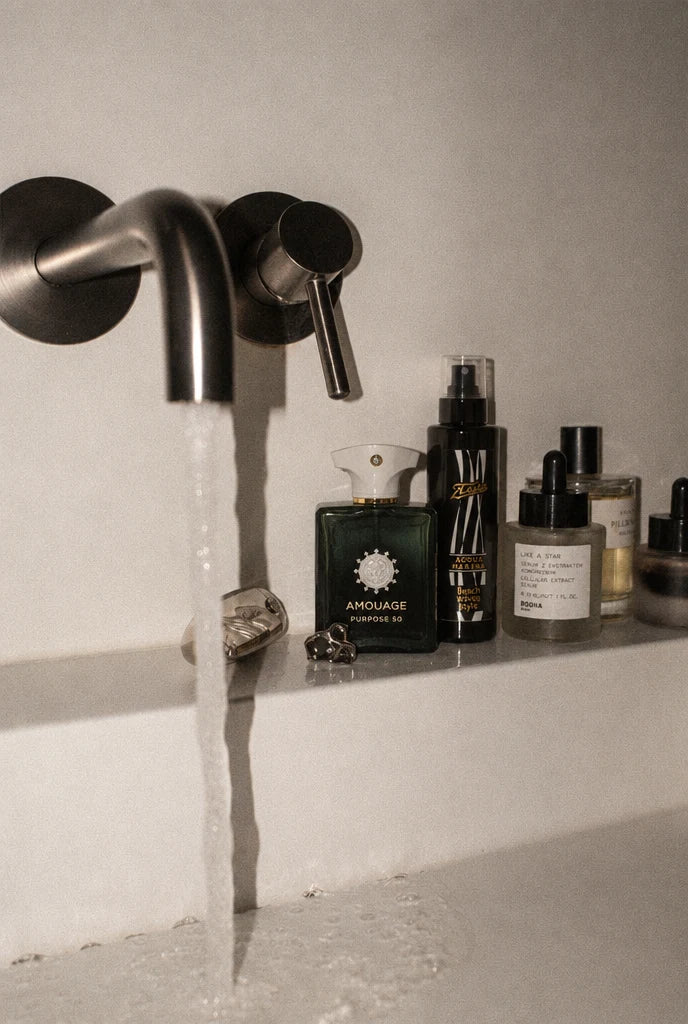 Acqua Marina accanto al lavabo