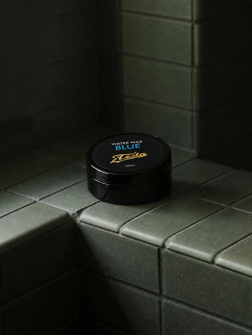 Water Wax Blue su piastrelle verdi